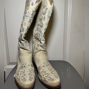 Amazon order boots, only wore once. Creame and glitter patterned!